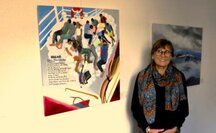 Die Künstlerin Annette Bindernagel vor einigen ihrer Bilder der Ausstellung „Suche nach Hoffnung“ im Caritashaus.