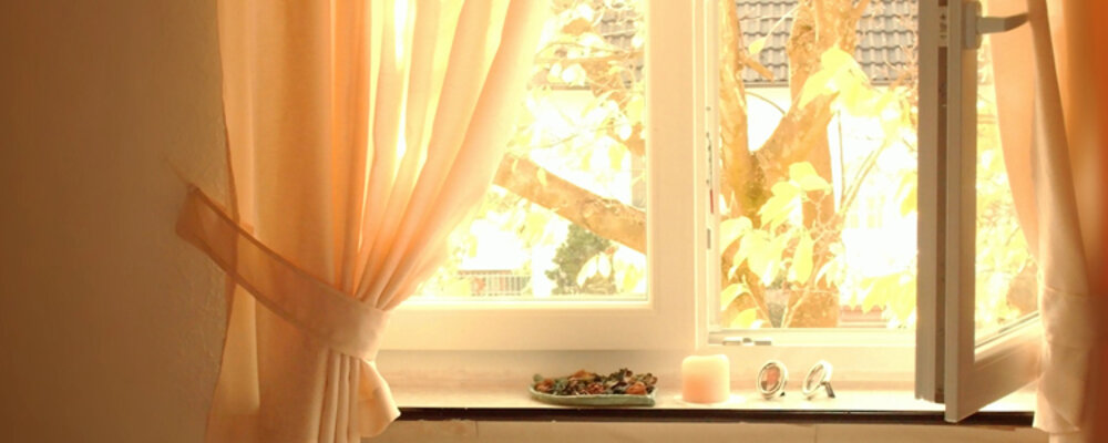 Sonnendurchflutetes geöffnetes Fenster