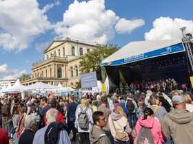 Munteres Treiben auf dem Opernplatz beim 38. Entdeckertag am 14. September 2025. Foto: Region Hannover/Iris Terzka