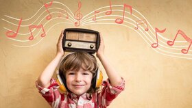 Kind hält Retroradio über den Kopf
