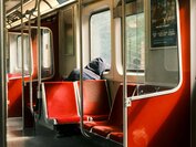 Einsamer Mensch in U-Bahn