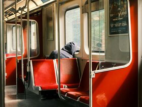 Einsamer Mensch in U-Bahn