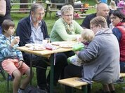 Leih-Großeltern und Kinder beim Gartenfest