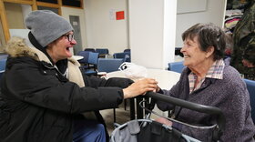 Annemarie Streit im Gespräch mit einer wohnungslosen Frau