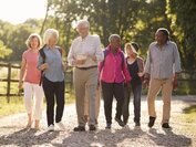 Gruppe älterer Menschen im Freien