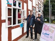 240706 Zwei Menschen freuen sich über den ausgehändigten Coffee to go240706 Zwei Menschen freuen sich über den ausgehändigten Coffee to go