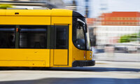Gelbe Straßenbahn fährt
