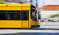 Gelbe Straßenbahn fährt