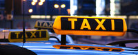 Taxischild auf Fahrzeug