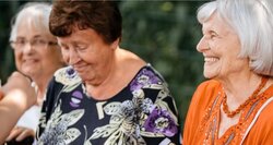Ältere Frauen im geselligen Beisammensein