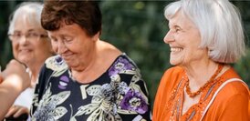 Ältere Frauen im geselligen Beisammensein