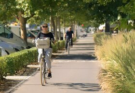 Ältere Frau auf Fahrrad