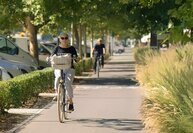 Ältere Frau auf Fahrrad