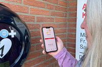 Frau hält Handy mit APP in der Hand