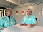 Zwei Krankenschwestern im Gespräch