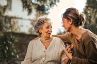 Foto: Ältere und jüngere Frau im Garten