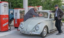 Käfer an der Tanke