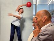 Foto: 220610 Ältere Dame macht sportliche Übungen