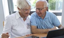 Älteres Paar vor dem Laptop