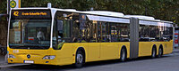 Gelber Nahverkehrs-Gelenkbus
