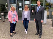Foto: Von links nach rechts: Wittmunder Landrat Holger Heymann, Maren Konersmann, Karin Garlichs