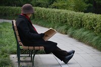 Alter Mann liest im Park