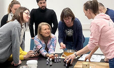 Gruppe im Nachhaltigkeitszentrum stellt Badesalz her