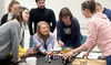 Gruppe im Nachhaltigkeitszentrum stellt Badesalz her