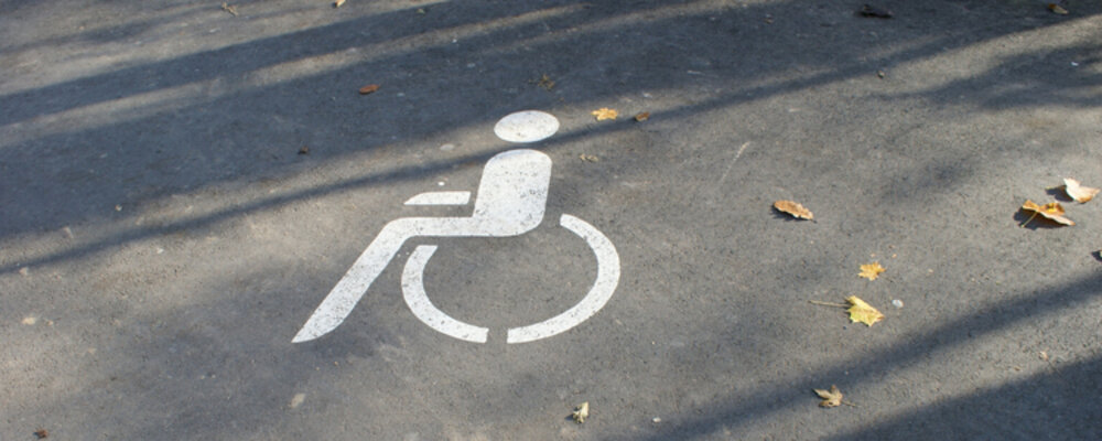 Rollstuhlpiktogramm auf Asphalt