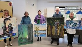 Menschen stellen selbst gemalte Bilder vor