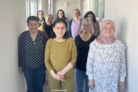 Frauengruppe im Flur stehend