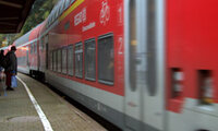 Regionalbahn am Bahnsteig Regionalbahn am Bahnsteig