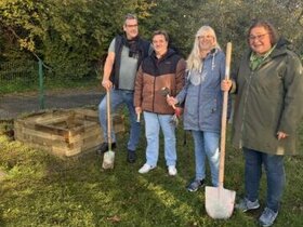 Ein Team arbeitet an der Wilhelms Urban FARM Ein Team arbeitet an der Wilhelms Urban FARM