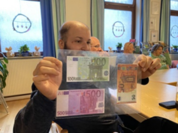 Mann hält Falschgeld hoch