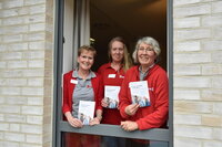 Laden ein zur Vortragsreihe: Anja Paulmann (von links), Janet Truhn und Christiane Haas-Massow von den Johannitern.