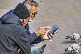 Foto: Zwei alte Menschen mit Smartphone