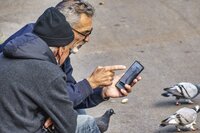 Foto: Zwei alte Menschen mit Smartphone