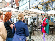 Gruppe hört dem Rattenfänger zu
