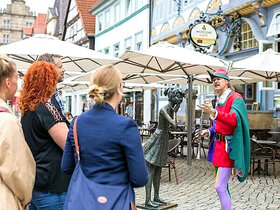 Gruppe hört dem Rattenfänger zu