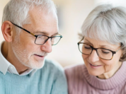 Zwei ältere Menschen schauen sich die Broschüre an