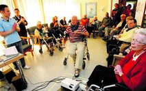 Senior beim Video-Gaming