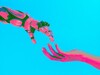 Menschenhand und Roboterhand