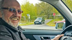 Älterer Mann hinter dem Lenkrad