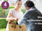 Junge Frau überreicht einen Korb mit Lebensmitteln