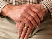 Hände einer älteren Person