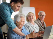 Seniorinnen am Laptop